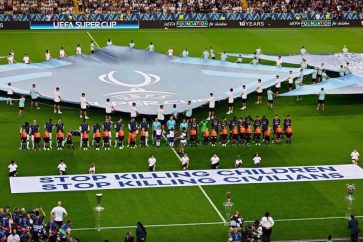 La bannière « Arrêtez de tuer les enfants, Arrêtez de tuer les civils » brandie lors de la cérémonie de l'UEFA avant la finale de la Super Coupe 2025. ©AP