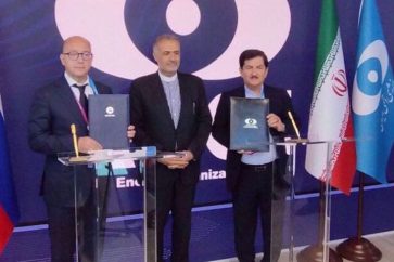 Nasser Mansour Shariflou (à droite), représentant la société Iran Hormoz, et Dmitry Shiganov (à gauche), représentant la société REP de Rosatom, signent un accord pour construire des centrales nucléaires, le 26 septembre 2025. © IRNA