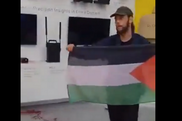 Des activistes déversent du faux sang et brandissent le drapeau palestinien devant le stand du groupe d’armement israélien Elbit Systems à Kielce, dans le sud de la Pologne.