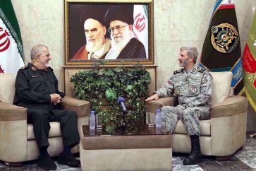 Le commandant en chef de l'armée iranienne, le général de division Amir Hatami (à droite), et le commandant en chef du CGRI, le général de division Mohammad Pakpour.