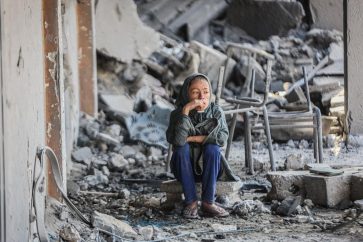 Une palestinienne ayant trouvé refuge dans une école de l'UNRWA, photographiée le 1er octobre 2025. - [Anadolu via AFP - HAMZA Z. H. QRAIQEA]