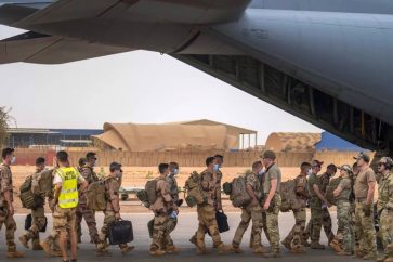 Des soldats français de la force Barkhane embarquent à bord d'un avion de transport C130 de l'US Air Force et quittent leur base à Gao, au Mali, le mercredi 9 juin 2021. ©AP