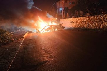 La voiture du directeur d'une école publique au sud-Liban visé par un drone israélien, le 16 novembre 2025.