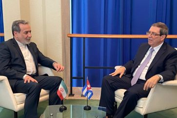 Le ministre iranien des Affaires étrangères Abbas Araghchi (G) s’entretient avec son homologue cubain Bruno Rodríguez. (Archives)