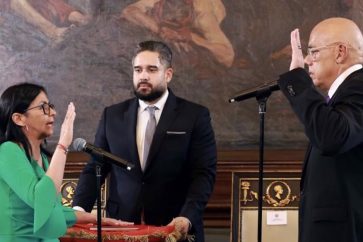 La présidente par intérim, Delcy Rodríguez (à gauche), prêtant serment devant le président de l'Assemblée nationale, Jorge Rodríguez (à droite), et le député Nicolas Maduro Guerra (au centre) lors d'une session de l'Assemblée nationale à Caracas, le 5 janvier 2026. ©AFP